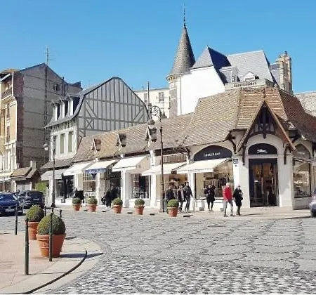 La Maison Du Gardien, Chateau De Lavenue *