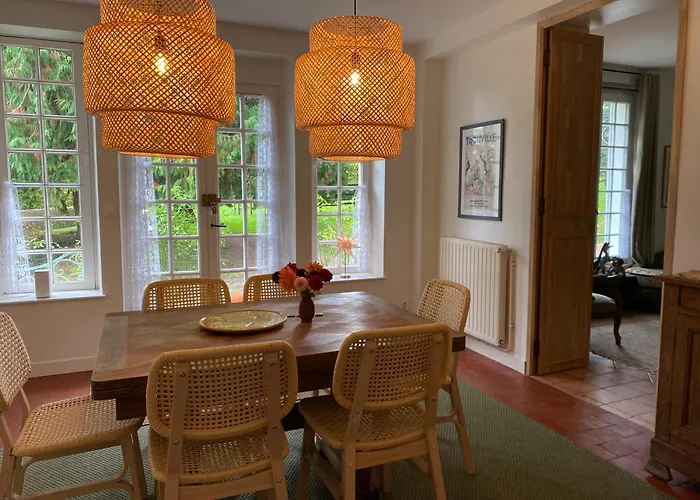 La Maison Du Gardien, Chateau De Lavenue *